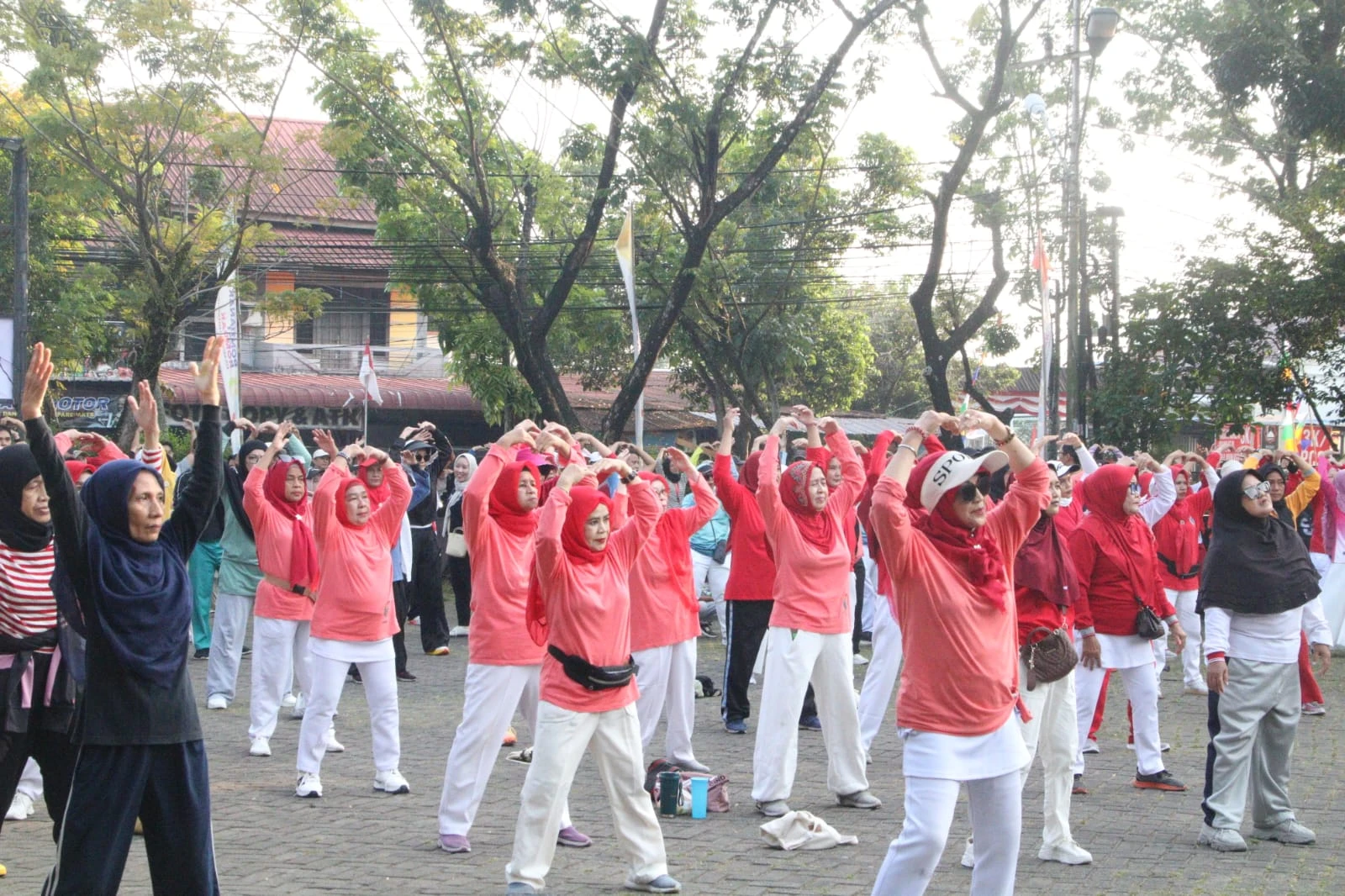 Warga Ponbar Tumpah Ruah Ikuti Jalan Sehat dan Zumba